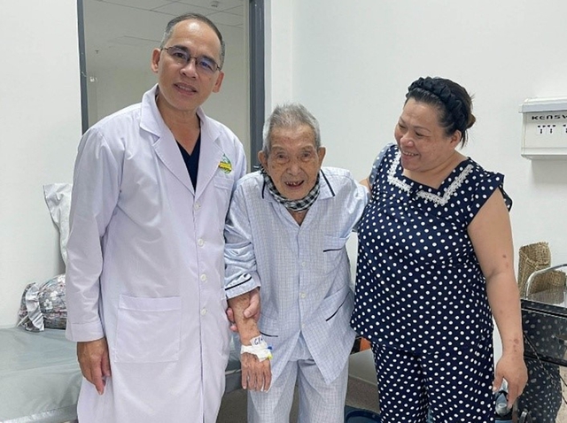 Cụ ông 96 tuổi ở TPHCM được thay khớp háng thành công- Ảnh 2.