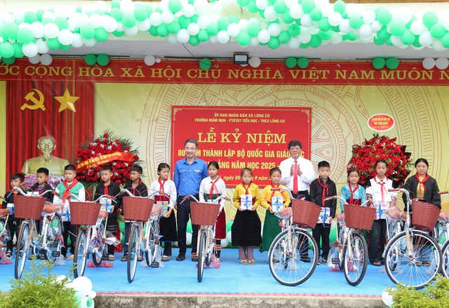 Hân hoan ngày tựu trường nơi địa đầu Tổ quốc- Ảnh 3. Hân hoan ngày tựu trường nơi địa đầu Tổ quốc- Ảnh 3.