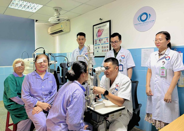 Ba mẹ con cùng phẫu thuật mắt trong một ngày- Ảnh 1.