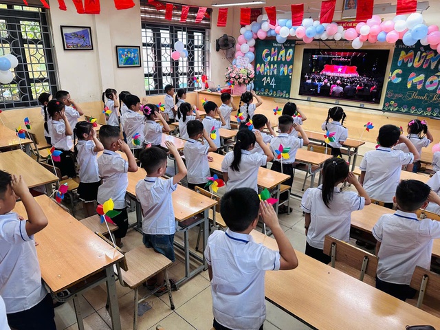 Những khoảnh khắc đáng yêu của học sinh lớp 1 trong ngày khai giảng- Ảnh 9. Những khoảnh khắc đáng yêu của học sinh lớp 1 trong ngày khai giảng- Ảnh 9.