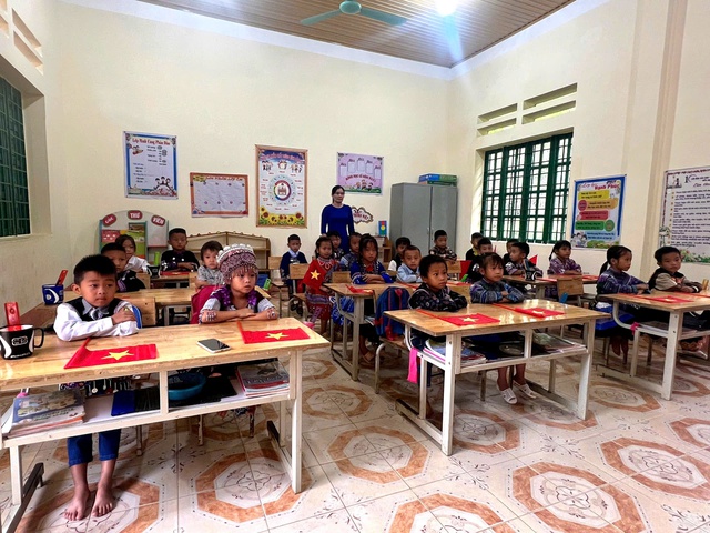 Ngày khai giảng đặc biệt của cô và trò tại điểm trường vùng cao- Ảnh 2. Ngày khai giảng đặc biệt của cô và trò tại điểm trường vùng cao- Ảnh 2.