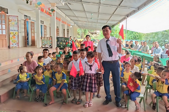 Khai giảng nơi vùng lũ Nghệ An- Ảnh 2. Khai giảng nơi vùng lũ Nghệ An- Ảnh 2.