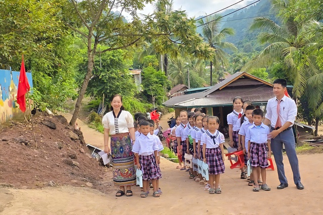 Khai giảng nơi vùng lũ Nghệ An- Ảnh 1. Khai giảng nơi vùng lũ Nghệ An- Ảnh 1.