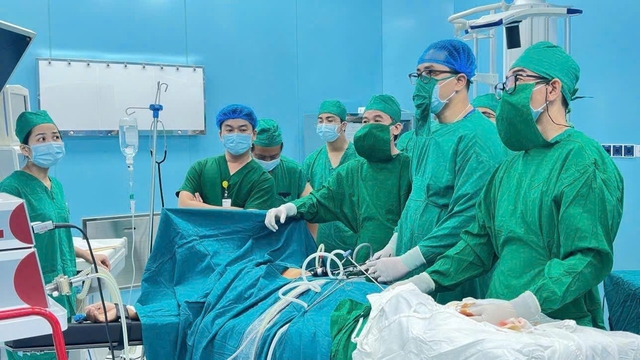 Ca phẫu thuật nội soi cấp cứu đầu tiên tại Đặc khu Côn Đảo- Ảnh 2. Ca phẫu thuật nội soi cấp cứu đầu tiên tại Đặc khu Côn Đảo- Ảnh 2.