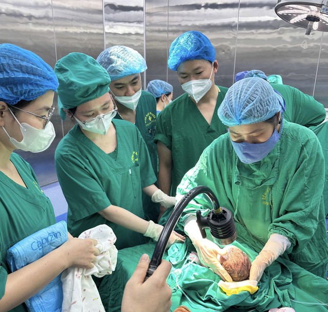 Cứu sống mẹ con sản phụ bị sản giật, tổn thương não- Ảnh 2.