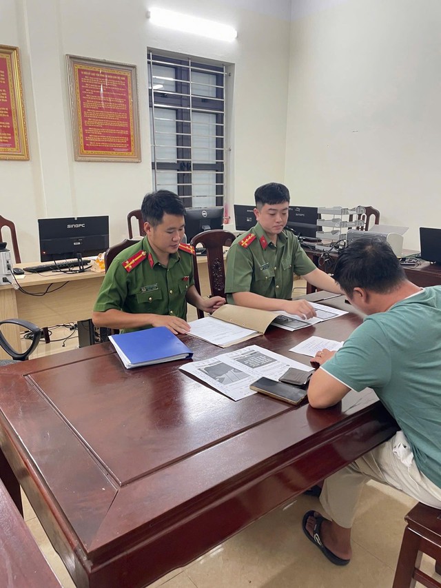 Công an làm việc với người đàn ông đăng thông tin xúc phạm ngành điện- Ảnh 1. Công an làm việc với người đàn ông đăng thông tin xúc phạm ngành điện- Ảnh 1.