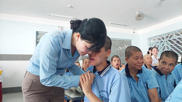 ‘Má’ Thúy của những bệnh nhi tâm thần- Ảnh 2. ‘Má’ Thúy của những bệnh nhi tâm thần- Ảnh 2.
