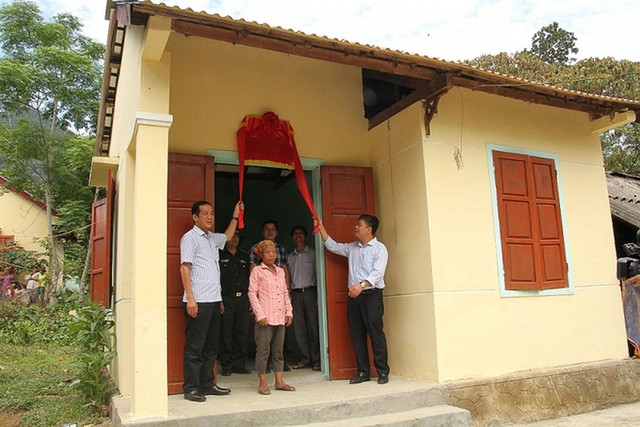 Thanh Hóa 'trao nhà' cho hộ vượt chuẩn nghèo- Ảnh 1.