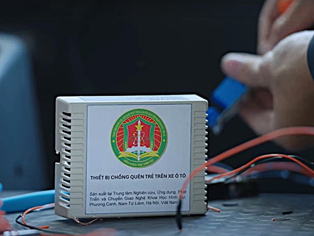 Hình ảnh một thiết bị chống bỏ quên trẻ em trên xe ô tô. Hình ảnh một thiết bị chống bỏ quên trẻ em trên xe ô tô.