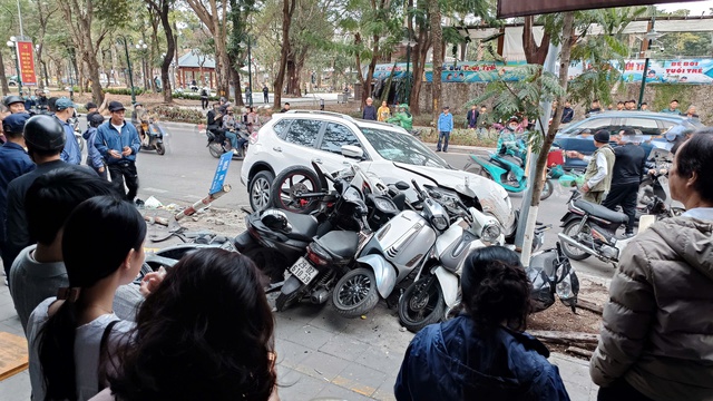 Hà Nội: Ô tô tông hàng loạt xe máy ngay ngày đầu năm mới, 1 người bị thương- Ảnh 2.