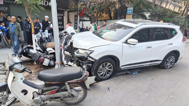 Hà Nội: Ô tô tông hàng loạt xe máy ngay ngày đầu năm mới, 1 người bị thương- Ảnh 5.
