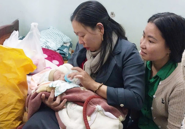 Bé trai sơ sinh bị bỏ rơi trước nhà dân ở Đà Nẵng- Ảnh 2.