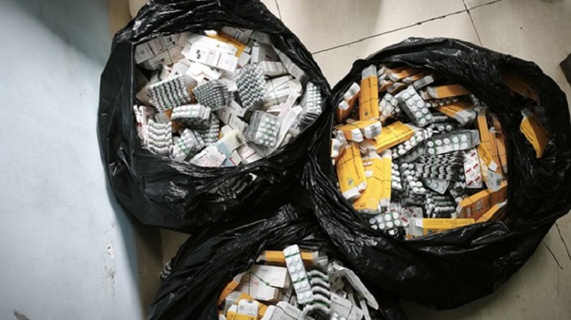 Ngăn chặn 3 bao tải thuốc tân dược không rõ nguồn gốc đang trên đường đến TPHCM- Ảnh 1. Ngăn chặn 3 bao tải thuốc tân dược không rõ nguồn gốc đang trên đường đến TPHCM- Ảnh 1.