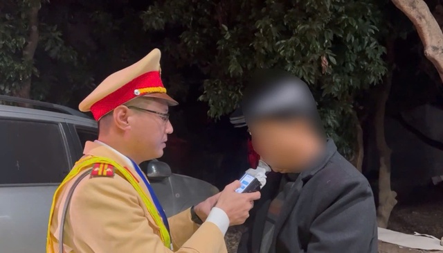 Tài xế ô tô quay đầu bỏ chạy 2km khi bị kiểm tra nồng độ cồn- Ảnh 1.