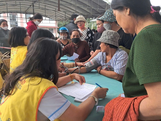 Hàng trăm người dân vùng lũ Đắk Lắk được khám bệnh, phát thuốc miễn phí- Ảnh 1.