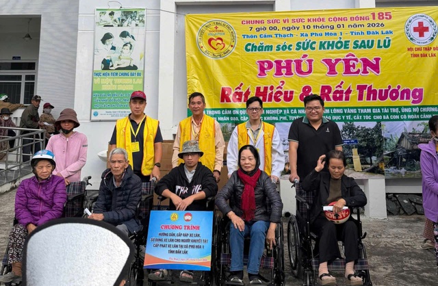 Hàng trăm người dân vùng lũ Đắk Lắk được khám bệnh, phát thuốc miễn phí- Ảnh 2.