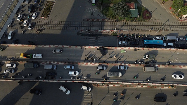 Nữ tài xế buồn ngủ, đạp nhầm chân ga gây tai nạn trên cầu vượt Vọng, một người tử vong- Ảnh 2.