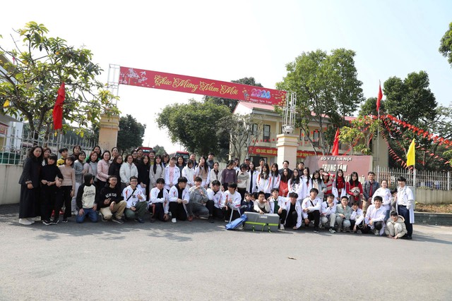 Học sinh lớp 10 Sinh 1 Trường THPT Chuyên Hà Nội – Amsterdam làm công tác thiện nguyện tại Trung tâm Chăm sóc Người khuyết tật Hà Nội- Ảnh 1.