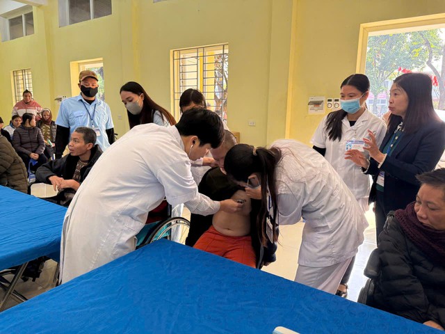 Học sinh lớp 10 Sinh 1 Trường THPT Chuyên Hà Nội – Amsterdam làm công tác thiện nguyện tại Trung tâm Chăm sóc Người khuyết tật Hà Nội- Ảnh 3.