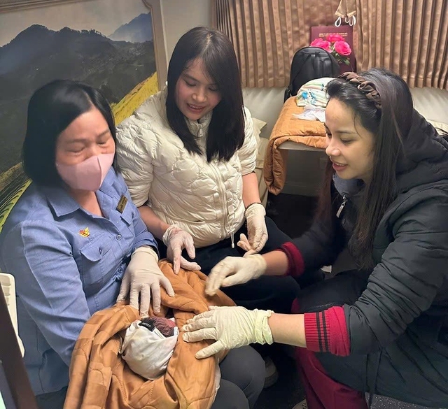 Hai nữ hộ sinh Nghệ An đỡ đẻ trên tàu SE4, cứu mẹ con sản phụ sinh non- Ảnh 1. Hai nữ hộ sinh Nghệ An đỡ đẻ trên tàu SE4, cứu mẹ con sản phụ sinh non- Ảnh 1.
