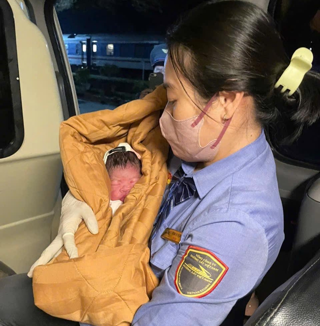 Hai nữ hộ sinh Nghệ An đỡ đẻ trên tàu SE4, cứu mẹ con sản phụ sinh non- Ảnh 2. Hai nữ hộ sinh Nghệ An đỡ đẻ trên tàu SE4, cứu mẹ con sản phụ sinh non- Ảnh 2.