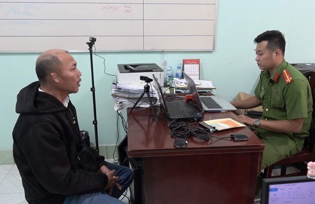 Tạm giam tài xế xe khách đánh võng, rượt đuổi xe tải trên cao tốc- Ảnh 1.