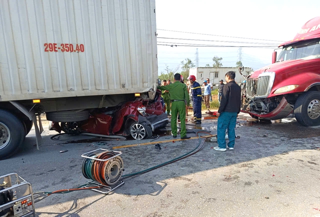 Tai nạn liên hoàn ở Hà Tĩnh, giao thông ùn tắc kéo dài- Ảnh 1.