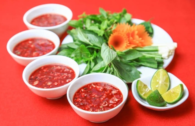 Người đàn ông ở Hà Tĩnh nguy kịch sau khi ăn tiết canh dê- Ảnh 1.