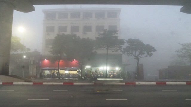 Sương mù bao phủ dài ngày ở miền Bắc, cảnh báo thời tiết nguy hiểm trên biển- Ảnh 1.