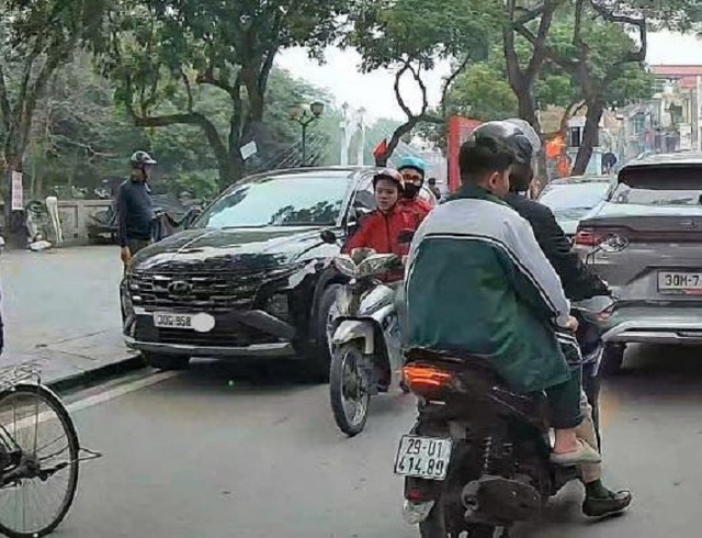 Phạt tài xế ô tô đỗ xe nơi có biển cấm đỗ từ phản ánh của người dân- Ảnh 1.