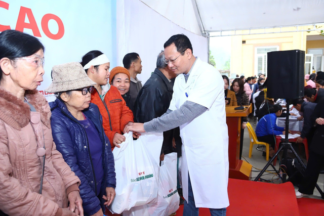 Bệnh viện Mắt Bình Tâm: Dấu ấn nhân văn trong từng chuyến khám mắt miễn phí vùng sâu- Ảnh 1.