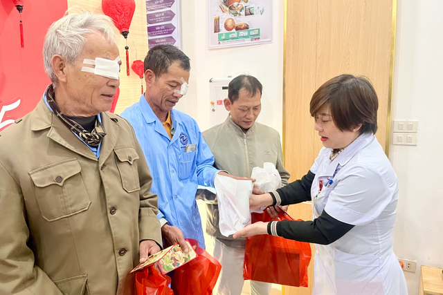 Bệnh viện Mắt Bình Tâm: Dấu ấn nhân văn trong từng chuyến khám mắt miễn phí vùng sâu- Ảnh 2.