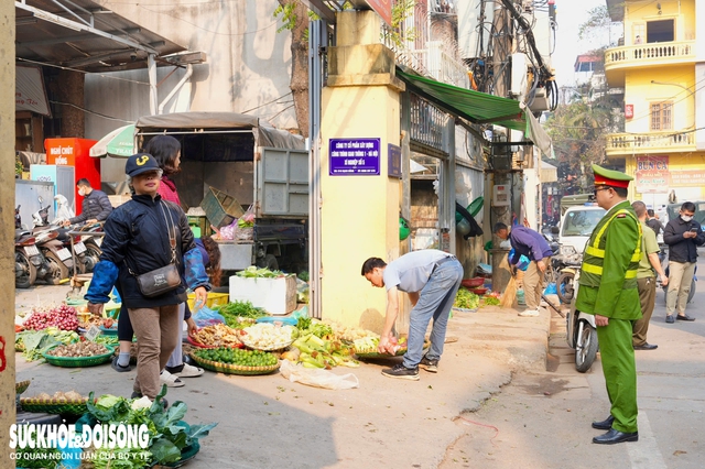 Hà Nội xóa bỏ chợ tạm, chợ cóc quanh chợ Long Biên- Ảnh 4.