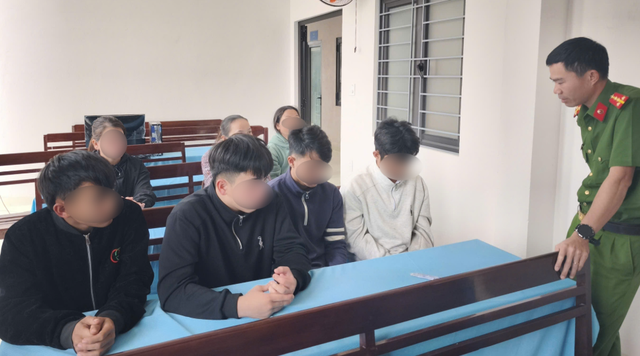 Mạo hiểm để 'câu view', 4 thanh thiếu niên bốc đầu xe rồi lao xuống vực- Ảnh 1.