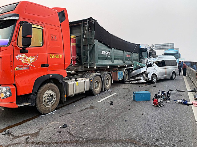 Cục CSGT thông tin vụ tai nạn trên cao tốc làm 4 người thiệt mạng- Ảnh 2. Cục CSGT thông tin vụ tai nạn trên cao tốc làm 4 người thiệt mạng- Ảnh 2.