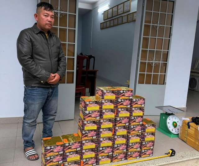 Đang vận chuyển trái phép pháo nổ thì bị bắt tại ngã ba- Ảnh 1.