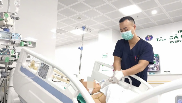 Cứu sống thiếu niên trượt chân xuống hồ sâu khi đi câu cá- Ảnh 2.