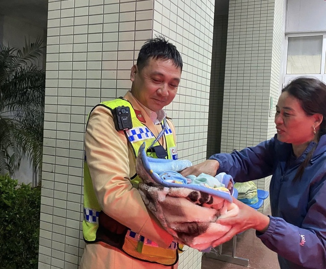 Sản phụ 'vượt cạn' trên xe khi đang được cảnh sát giao thông đưa đến viện- Ảnh 1.