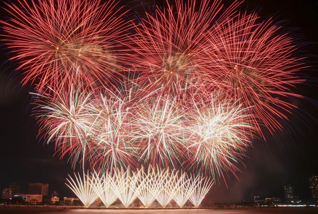 Trận địa pháo hoa lớn chưa từng có ở Hà Nội mừng thành công Đại hội Đảng XIV- Ảnh 2.