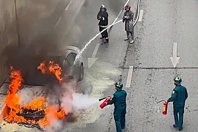 Cháy ô tô trong hầm chui Thanh Xuân, lực lượng chức năng đóng hầm để xử lý- Ảnh 2.