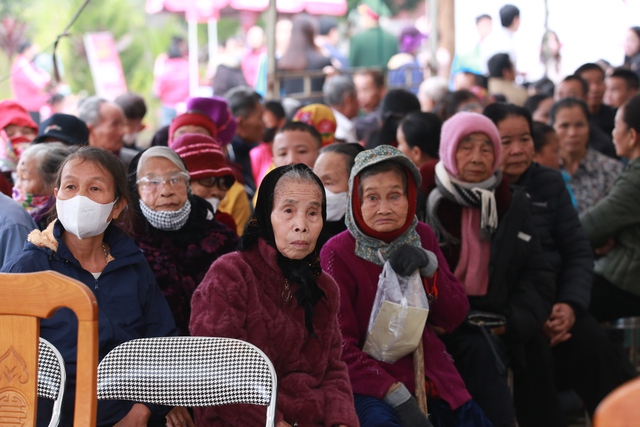 Y, bác sĩ Nghệ An khám bệnh, phát thuốc miễn phí cho bà con vùng khó khăn trước Tết- Ảnh 2.