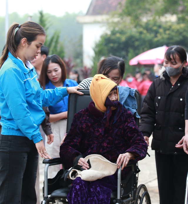 Y, bác sĩ Nghệ An khám bệnh, phát thuốc miễn phí cho bà con vùng khó khăn trước Tết- Ảnh 1.