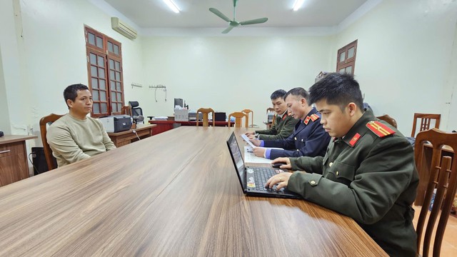 Bắt đối tượng người nước ngoài buôn lượng lớn linh kiện súng quân dụng dưới vỏ bọc 'bộ thông tắc bồn cầu'- Ảnh 2.