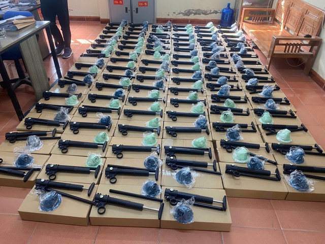 Bắt đối tượng người nước ngoài buôn lượng lớn linh kiện súng quân dụng dưới vỏ bọc 'bộ thông tắc bồn cầu'- Ảnh 1.