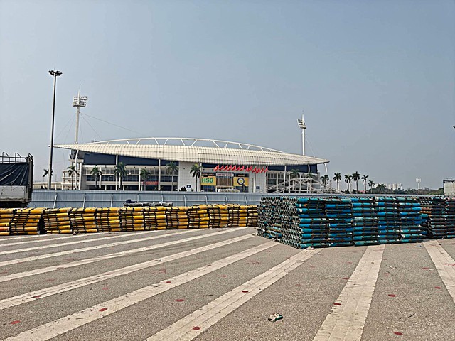 Phía trước Sân vận động Mỹ Đình đang được gấp rút chuẩn bị cho màn bắn pháo hoa kéo dài 30 phút chào mừng Đại hội đại biểu toàn quốc lần thứ XIV.