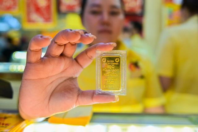 Giá vàng hôm nay ngày 18/1 chốt tuần tăng dữ dội, người mua lãi to- Ảnh 1.