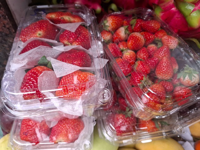 Dâu tây Sơn La 'nhuộm đỏ' chợ Việt- Ảnh 1.