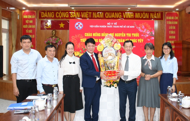 Thứ trưởng Nguyễn Tri Thức thăm, làm việc và chúc Tết hai đơn vị trực thuộc Bộ Y tế tại TPHCM- Ảnh 1.