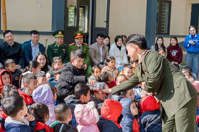 Hành trình mang hơi ấm và ánh sáng đến với đồng bào vùng cao Thanh Hóa- Ảnh 5.