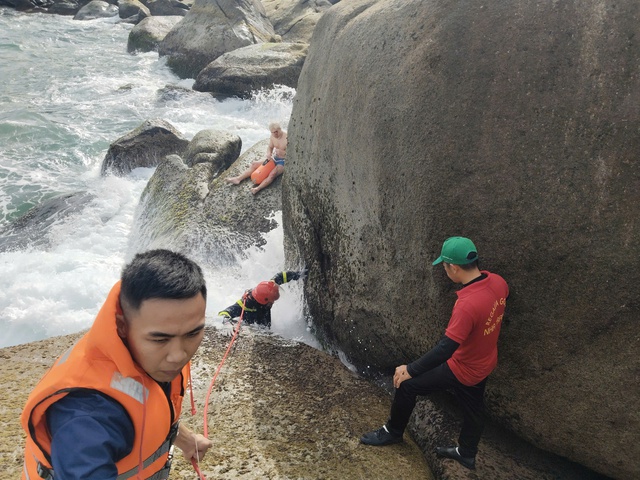 Giải cứu 2 du khách nước ngoài bị sóng cuốn vào hốc đá khi tắm biển- Ảnh 1.
